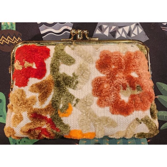 Vintage Floral Tapestry Coin Purse Wallet W/ White Interior & Gold Tone Clasp - Picture 1 of 8